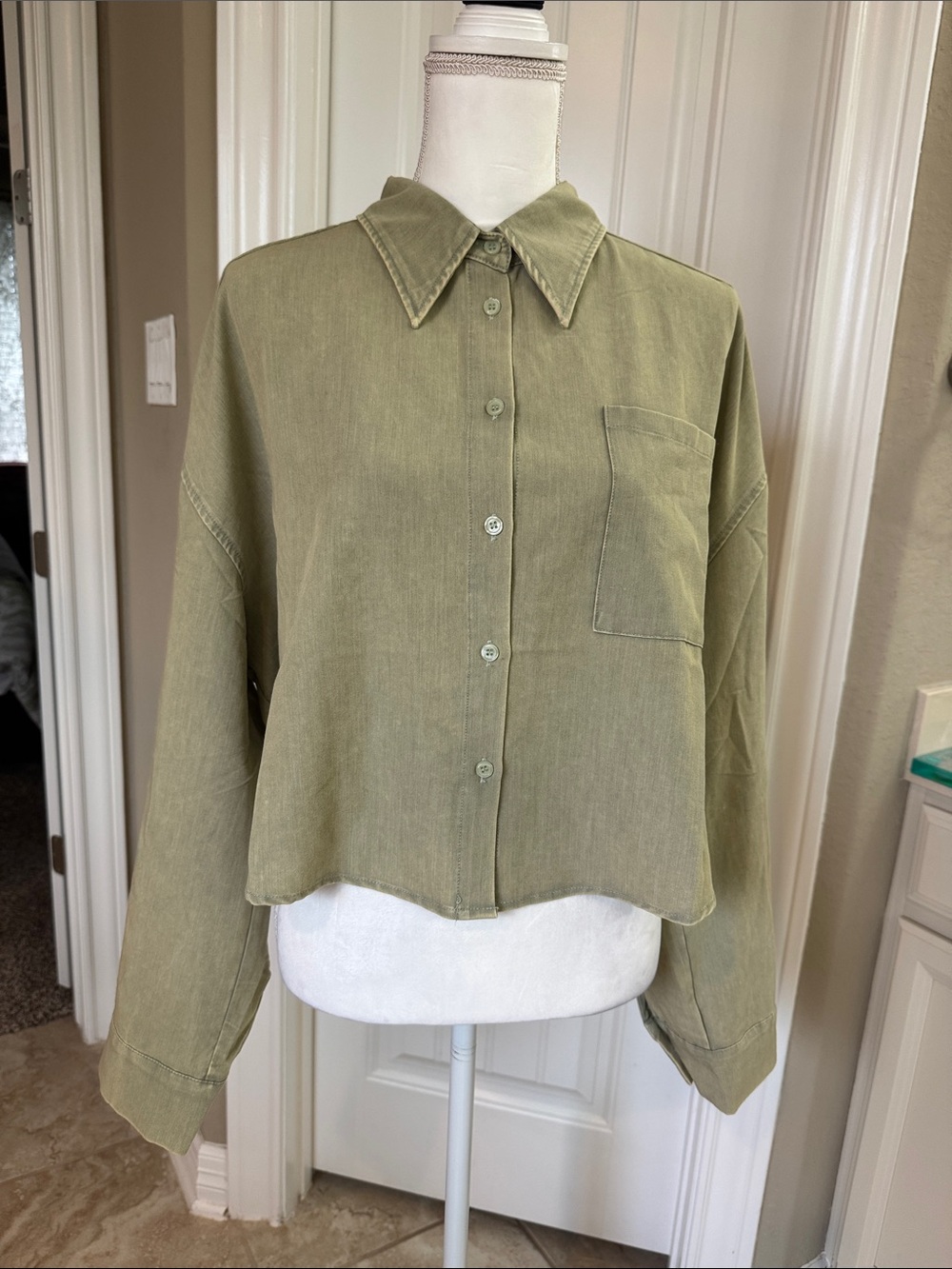NWT Fate by LFD Olive Green Cropped Button-Down Lose FiT Shirt SZ Women’s SM